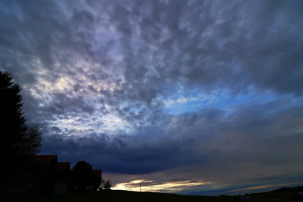 Dunkle Gewitterwolken Himmel Über Einem Sonnenuntergang — Stockfoto