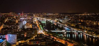 Eyfel Kulesi'nden göster