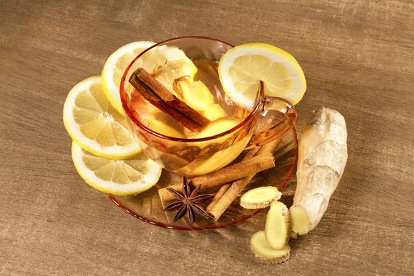 Чашка имбирного чая с лимоном, корицей и анисовыми звездами. Имбирь — стоковое фото