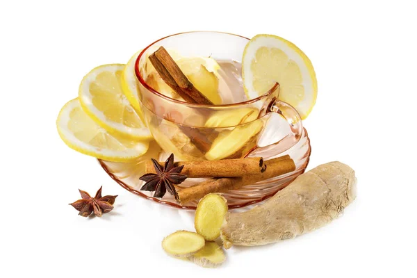 Uma xícara de chá de gengibre com limão, canela e anis estrelas. Gengibre — Fotografia de Stock