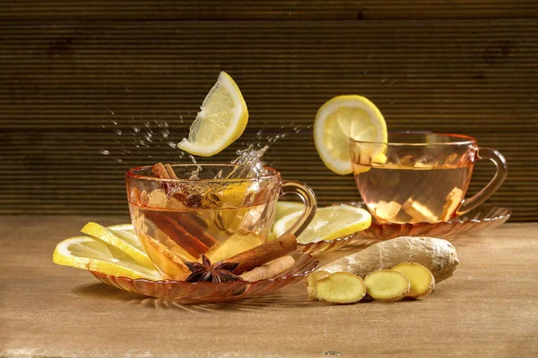 Ένα φλιτζάνι τσάι τζίντζερ με λεμόνι, κανέλα και γλυκάνισο αστέρια. Τζίντζερ — Φωτογραφία Αρχείου
