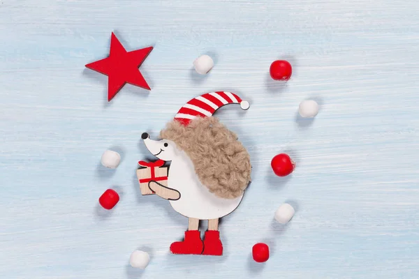 Christmas card with a hedgehog on a wooden background. — Stock Photo, Image