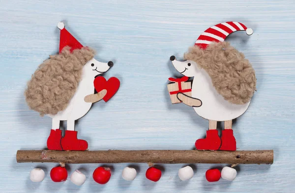 Weihnachtskarte mit zwei Igeln auf Holzgrund — Stockfoto