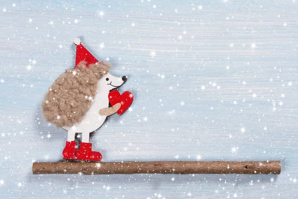 Χριστουγεννιάτικη κάρτα με ένα σκαντζόχοιρο σε φόντο ξύλινη. — Φωτογραφία Αρχείου