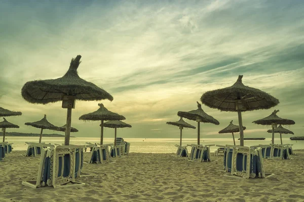Imagen panorámica del amanecer en la playa de Mallorca. Europa. Spa — Foto de Stock