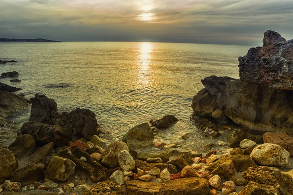 Východ slunce v zátoce na pobřeží Mallorky — Stock fotografie