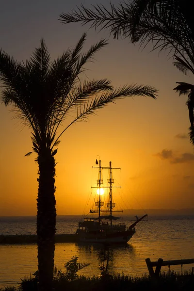 Silhouette della nave al tramonto — Foto Stock