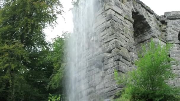 Vatten funktioner i Wilhelmshohe mountain park. Kassel. Tyskland — Stockvideo