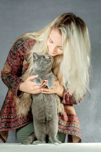 Portrait d'une jeune femme avec un chat — Photo