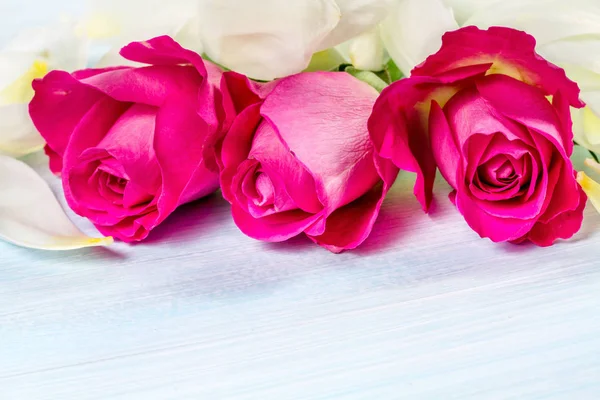 Blumiger Hintergrund mit weißen Blütenblättern und Rosen. Platz für Text — Stockfoto