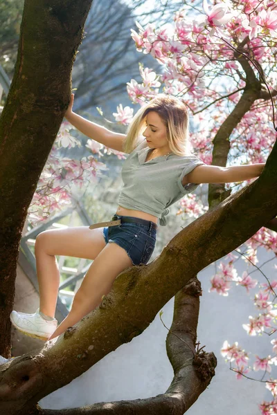 Krásná zdravá mladá žena s květy magnólie — Stock fotografie