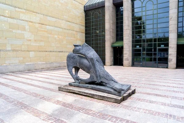 Múnich, Alemania - 6 de agosto de 2016: Escultura en la entrada del museo New Pinakothek — Foto de Stock
