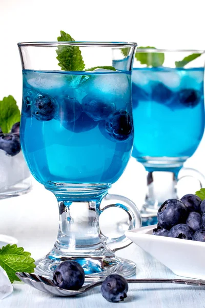 含酒精的鸡尾酒，蓝莓和薄荷 — 图库照片