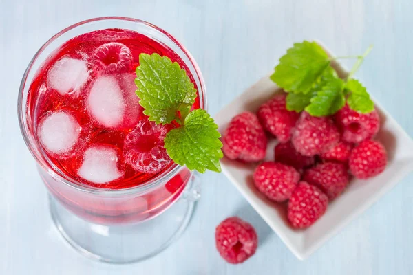 Alcohol cocktail with raspberries and mint — Stock Photo, Image
