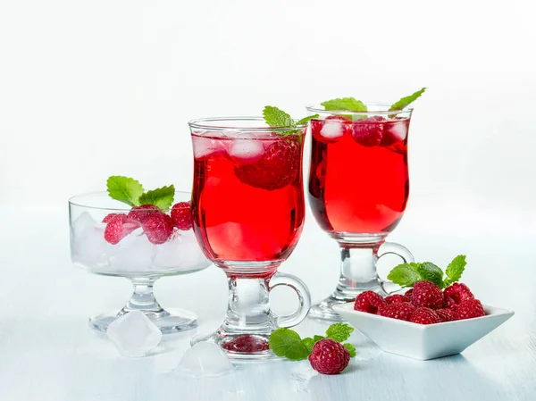 Minuman keras dengan raspberry dan mint — Stok Foto