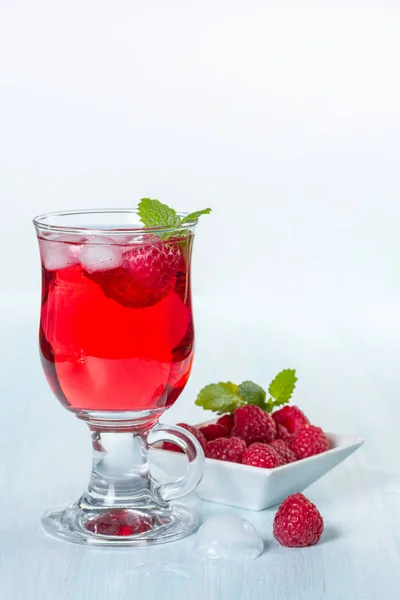 Алкогольный коктейль с малиной и мятой — стоковое фото