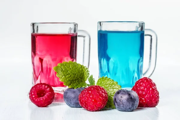 利口酒的覆盆子和蓝莓有新鲜的浆果 — 图库照片
