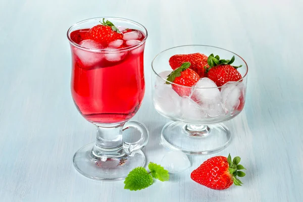 酒精与草莓和薄荷鸡尾酒 — 图库照片