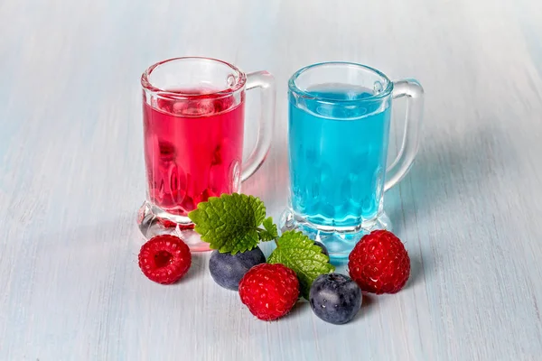 Liqueur de framboises et bleuets aux baies fraîches — Photo