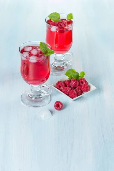 Alcohol cocktail with raspberries and mint — Stock Photo, Image