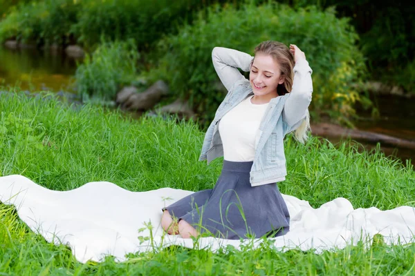 Jonge vrouw poseren in het park — Stockfoto
