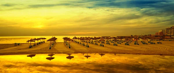 Imagen panorámica del amanecer en la playa de Mallorca. Europa. España — Foto de Stock