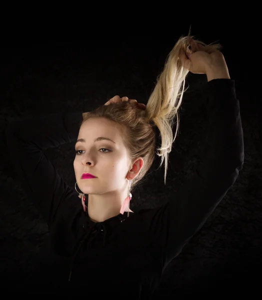 Retrato de una mujer sobre fondo negro. —  Fotos de Stock