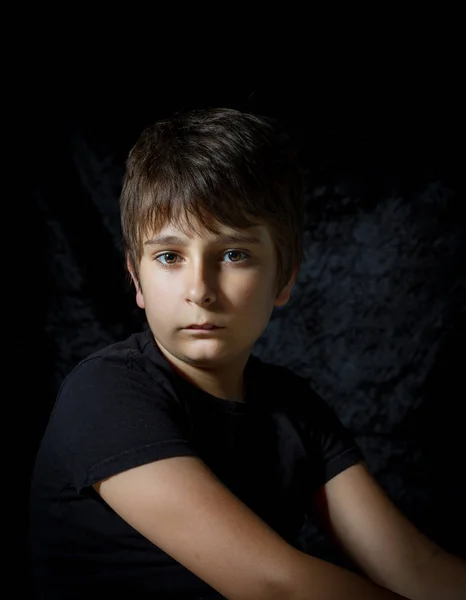 Retrato de adolescente menino no fundo preto — Fotografia de Stock