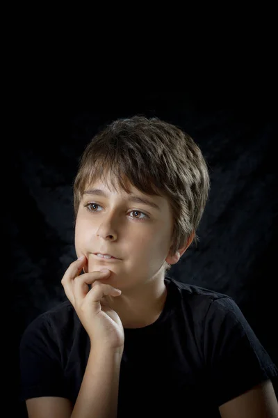 Retrato de adolescente menino no fundo preto — Fotografia de Stock
