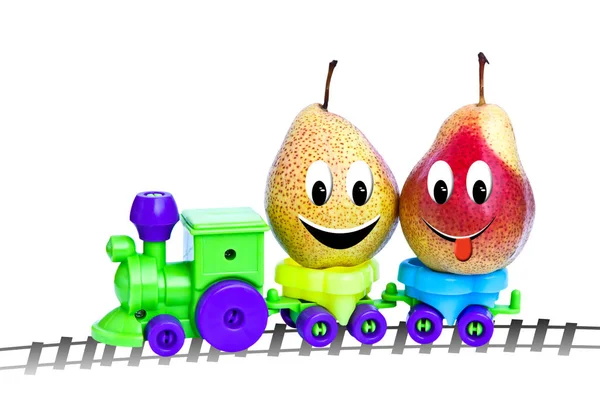 Due pere in una locomotiva giocattolo, isolate su uno sfondo bianco. Personaggi divertenti dall'idea originale del concetto . — Foto Stock