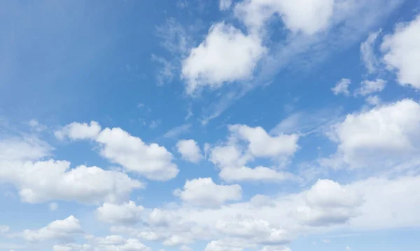 Błękitne niebo z białymi chmurami. — Zdjęcie stockowe
