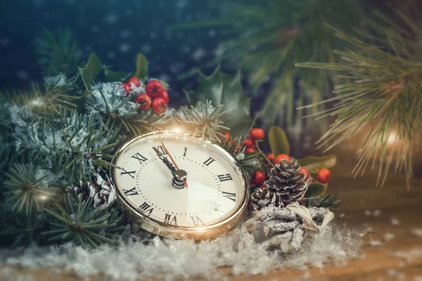 Christmas background with spruce and a clock. — Stock Photo, Image