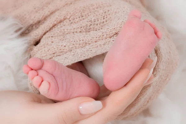 Yeni doğan bebek portre bacaklar — Stok fotoğraf