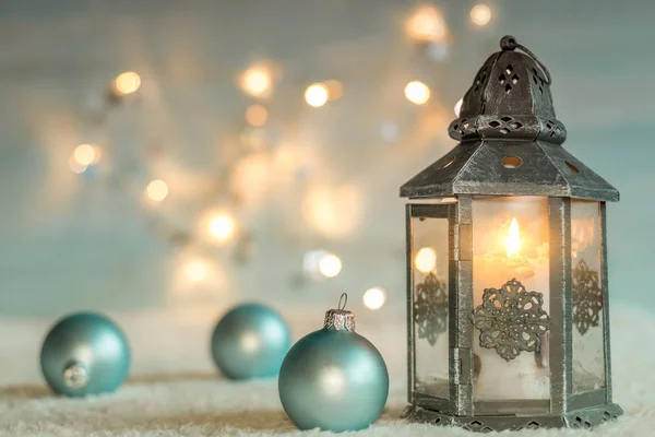 Fundo de Natal com lanterna e bolas . — Fotografia de Stock