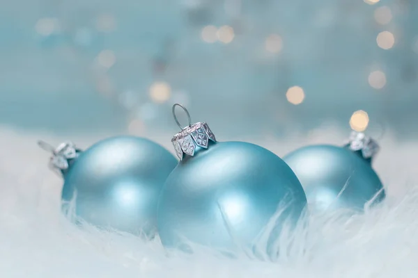 Vánoční přání s vánoční koule — Stock fotografie