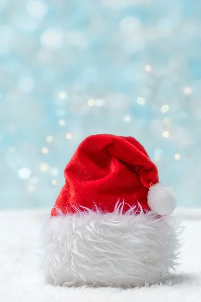 Fond de vacances avec le chapeau du Père Noël — Photo