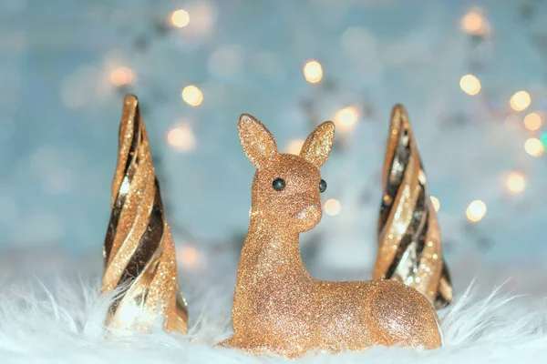 Sfondo natalizio con un cervo e alberi di Natale — Foto Stock