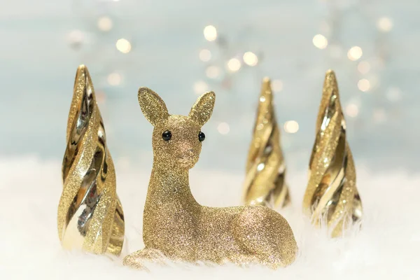 Sfondo natalizio con un cervo e alberi di Natale — Foto Stock