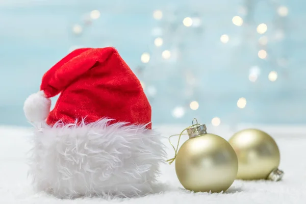 Urlaub Hintergrund mit Weihnachtsmann Hut — Stockfoto
