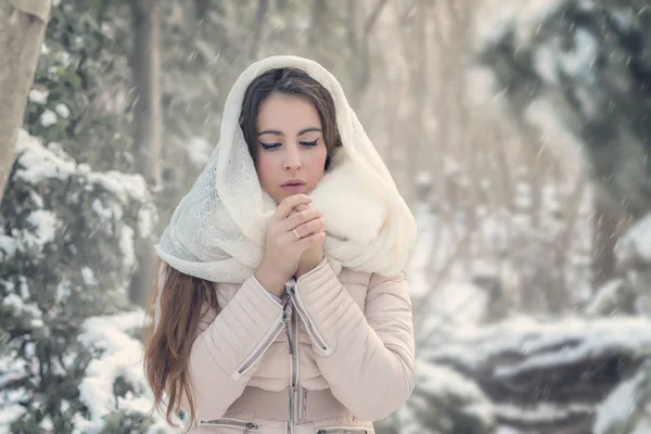 Bela jovem mulher na floresta de inverno — Fotografia de Stock