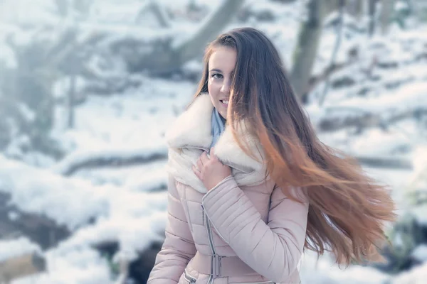 Bella giovane donna nella foresta invernale — Foto Stock