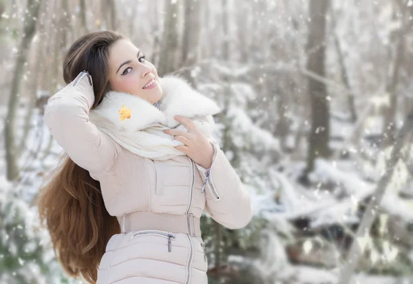 Bela jovem mulher na floresta de inverno — Fotografia de Stock