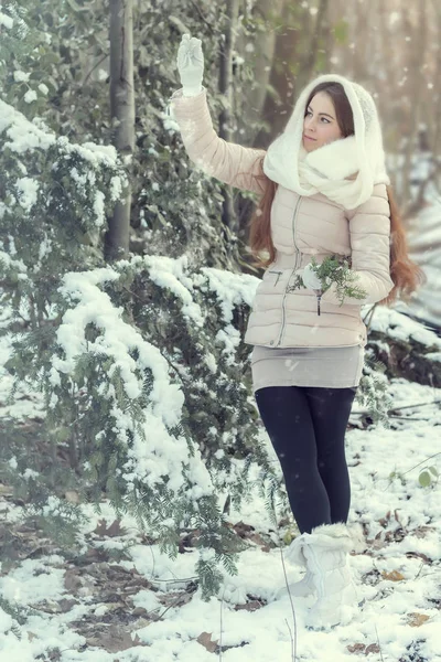 Hermosa mujer joven en el bosque de invierno — Foto de Stock