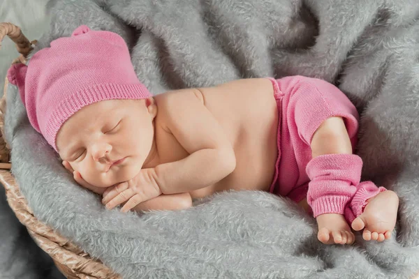 Retrato de una niña recién nacida — Foto de Stock