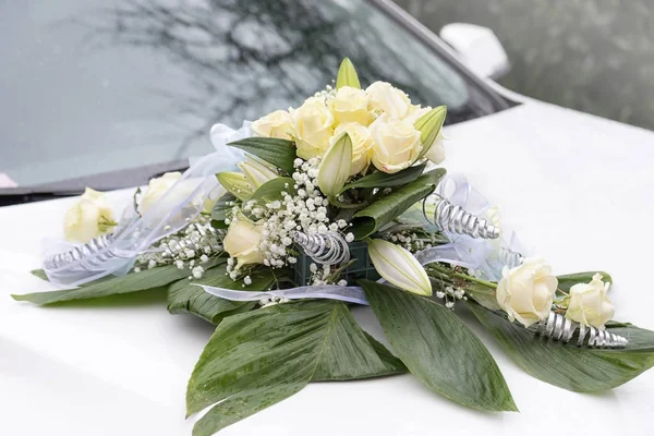 Blumenschmuck auf dem Hochzeitsauto — Stockfoto