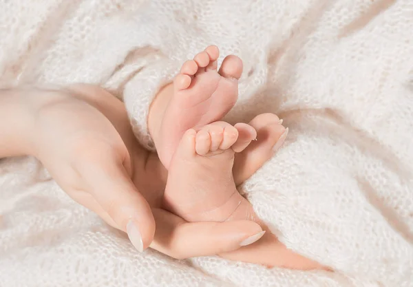 De benen van een pasgeboren baby-closeup — Stockfoto