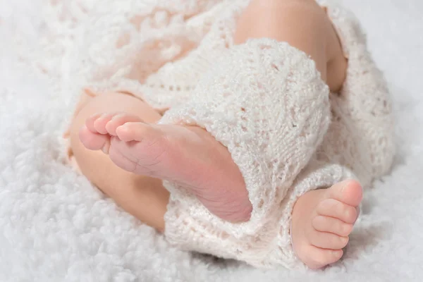 Las piernas de un bebé recién nacido de cerca — Foto de Stock