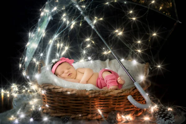 Ritratto di un neonato sotto un ombrello fatato con stelle — Foto Stock
