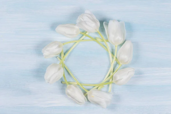 White tulips on a wooden table. Top view. — Stock Photo, Image