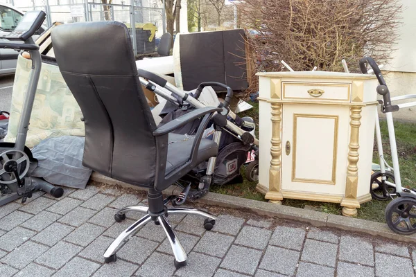 Grote stapel oude kapotte meubels — Stockfoto